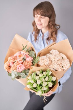 Çiçekler kadınların ellerindedir. Dekorasyon için taze kesilmiş çiçekler. Avrupa çiçekçisi. Güzel bir buket karışık çiçek. Taze kesilmiş çiçek getirdim..