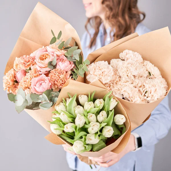 Virágok a nők kezében. Frissen vágott virágok dekoráció haza. Európai virágüzlet. Gyönyörű csokor vegyes virág. Szállítás frissen vágott virág. — Stock Fotó