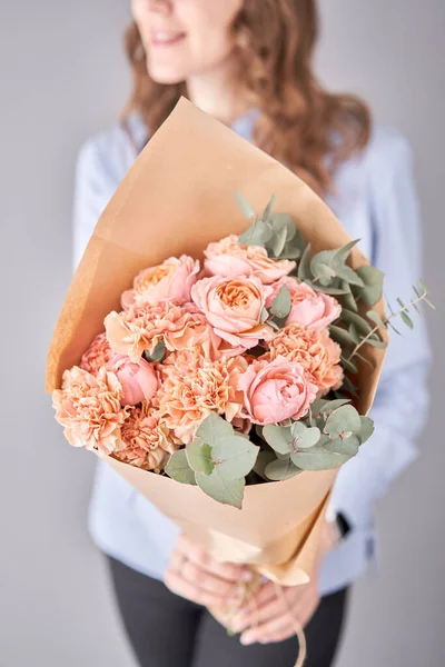 Квітка в руках жінок. Свіжі квіти для прикраси. Європейський квітковий магазин. Прекрасний букет змішаних квітів. Свіжа зрізана квітка.. — стокове фото
