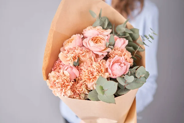 Квіти знаходяться в руках жінок. Свіжі квіти для прикраси. Європейський квітковий магазин. Прекрасний букет змішаних квітів. Свіжа зрізана квітка.. — стокове фото