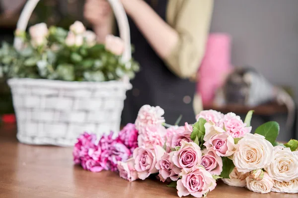 Bloemenwinkel concept. Blanco voor bloemstuk in een rieten mandje. Mooi boeket van gemengde bloemen. Knap vers stel. Bloemen levering. — Stockfoto