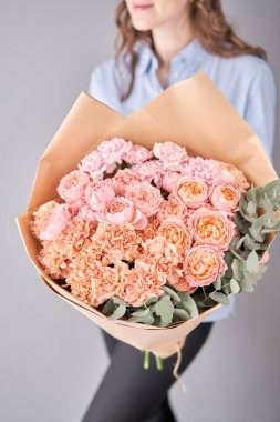 Kadınların elinde çiçek seti. Dekorasyon için taze kesilmiş çiçekler. Avrupa çiçekçisi. Güzel bir buket karışık çiçek. Taze kesilmiş çiçek getirdim..