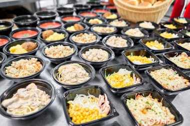 Yemek servisi. Plastik tek kullanımlık beslenme çantasında sağlıklı doğal gıdalar var. Tavuk çorbası, çorba püresi, pirzola, deniz ürünleri makarnası, salata, taze çörekle pilav..