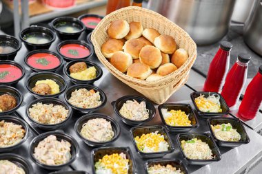 Yemek servisi. Plastik tek kullanımlık beslenme çantasında sağlıklı doğal gıdalar var. Tavuk çorbası, çorba püresi, pirzola, deniz ürünleri makarnası, salata, taze çörekle pilav..