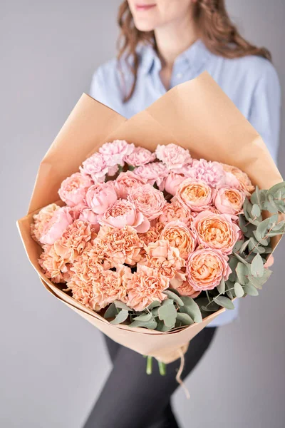 Flor em mãos de mulheres. Flores frescas cortadas para decoração casa. Loja floral europeia. Belo buquê de flores mistas. Entrega flor de corte fresco . — Fotografia de Stock