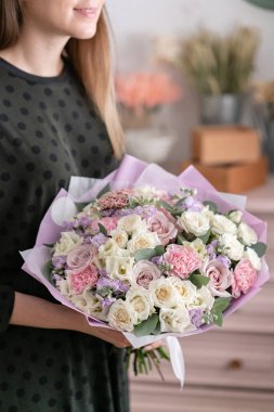 Kadınların elinde güzel bir buket. Çiçekçi dükkanındaki çiçekçinin işi. Taze kesilmiş çiçek getirdim. Avrupa Çiçek Dükkanı.