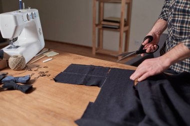 Kapalı Terzi yün kesim kumaşı. Çizgi deseni. El sanatları ustası yün kumaştan papyonlar için dikdörtgen boşluklar yapıyor. Tekstil atölyesinde dikiş makinesiyle çalışıyorum..