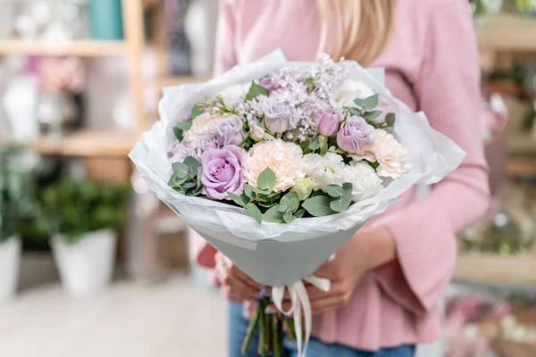 여인들의 손에 아름다운 꽃다발 이 있다. 꽃 가게의 꽃사는 사람의 작품. 신선 한 꽃을 배달하는 거야. 유럽의 꽃가게. — 스톡 사진