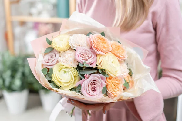 여인들의 손에 아름다운 꽃다발 이 있다. 꽃 가게의 꽃사는 사람의 작품. 신선 한 꽃을 배달하는 거야. 유럽의 꽃가게. — 스톡 사진