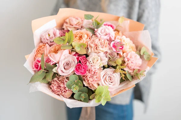 Bellissimo bouquet di fiori misti nelle mani delle donne. il lavoro del fioraio in un negozio di fiori. Bel bouquet fresco. Consegna fiori — Foto Stock