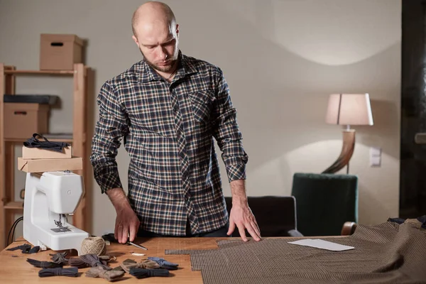 裁剪毛织物. 线的模式。 工匠用毛织物做长方形的领结. 与纺织厂的缝纫机一起工作. — 图库照片