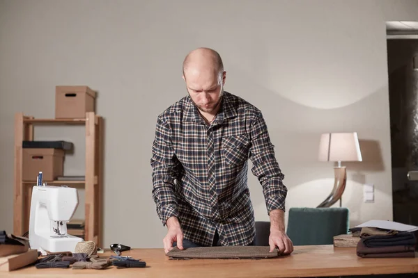 Couper sur mesure tissu de laine. le modèle de ligne. Artisanat Fait des ébauches rectangulaires pour nœuds papillon de tissu de laine. Travailler avec une machine à coudre dans un atelier textile . — Photo