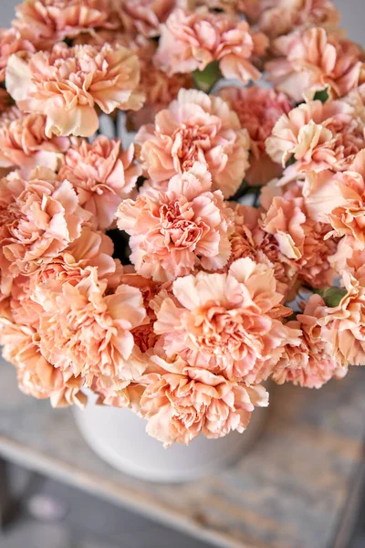 Bukett nejlika blommor persika färg. Vårens bakgrund. Kärlekspresent till mors dag. — Stockfoto