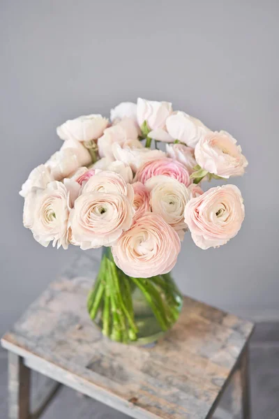 Fond d'écran printemps, fleur. Bouton d'or persan. Bunch rose ranunculus fleurs sur fond gris clair. Vase sur table vintage en bois. Papier peint — Photo