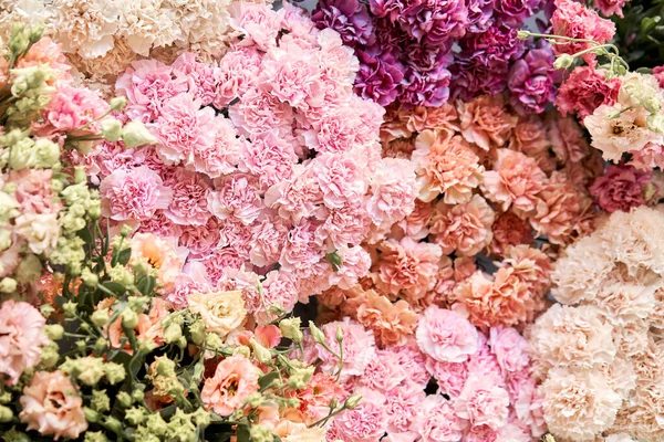 Blommig matta eller tapet. Bakgrund av blandning av blommor. Vacker blomma för katalog eller online-butik. Blommig butik och leverans koncept. Högst upp. Kopiera utrymme — Stockfoto