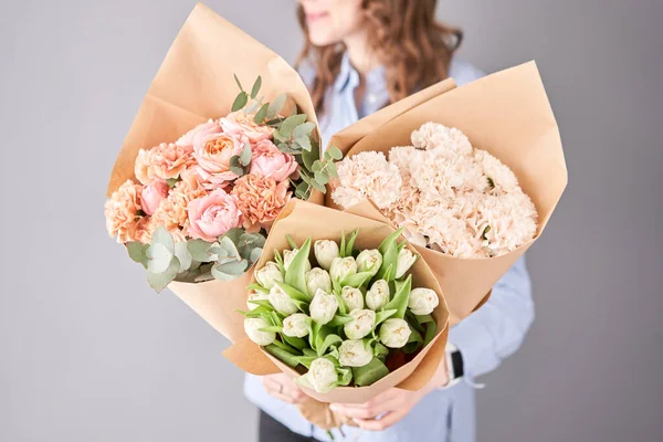 Квіти знаходяться в руках жінок. Свіжі квіти для прикраси. Європейський квітковий магазин. Прекрасний букет змішаних квітів. Свіжа зрізана квітка.. — стокове фото