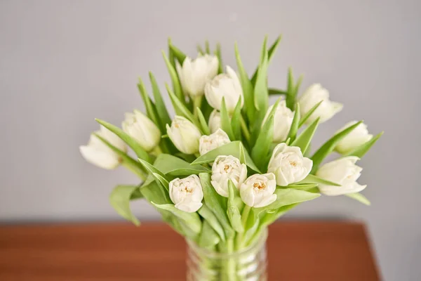 Tulipes de couleur blanche dans un vase en verre. Fond naturel floral. Fleurs inhabituelles, contrairement aux autres . — Photo