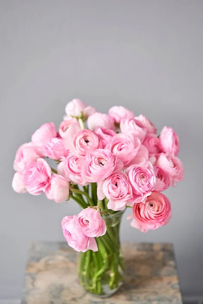 春光背景,花壁纸.波斯奶油杯浅灰的背景上,一束粉红色的兰花.放在老式木桌上.壁纸 — 图库照片