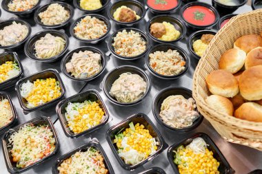 Yemek servisi. Plastik tek kullanımlık beslenme çantasında sağlıklı doğal gıdalar var. Tavuk çorbası, çorba püresi, pirzola, deniz ürünleri makarnası, salata, taze çörekle pilav..