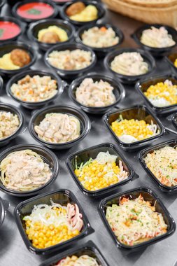 Yemek servisi. Plastik tek kullanımlık beslenme çantasında sağlıklı doğal gıdalar var. Tavuk çorbası, çorba püresi, pirzola, deniz ürünleri makarnası, salata, taze çörekle pilav..