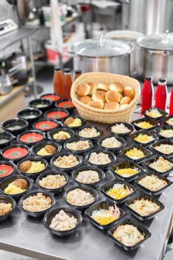 Yemek servisi. Plastik tek kullanımlık beslenme çantasında sağlıklı doğal gıdalar var. Tavuk çorbası, çorba püresi, pirzola, deniz ürünleri makarnası, salata, taze çörekle pilav..