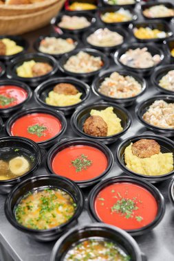 Yemek servisi. Plastik tek kullanımlık beslenme çantasında sağlıklı doğal gıdalar var. Tavuk çorbası, çorba püresi, pirzola, deniz ürünleri makarnası, salata, taze çörekle pilav..