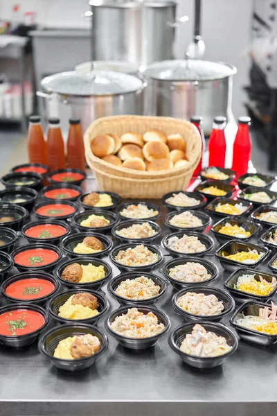 Entrega de comida. Diferente en plástico desechable lonchera con alimentos naturales saludables. Caldo de pollo, puré de sopa, puré de papas con chuleta, pasta de mariscos, ensaladas, pilaf con pan fresco . —  Fotos de Stock