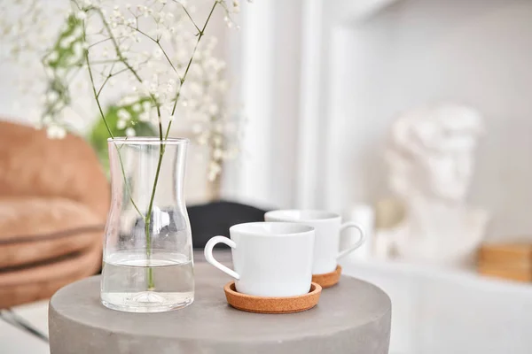 Beton bir masada beyaz bardaklar. İki fincan sıcak kahve. Bir daire, yatak ve kahvaltı kiralama kavramı — Stok fotoğraf