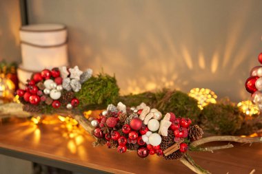 Yakın çekim Noel düzenlemesi. Dekoratif süsler konusunda yüksek lisans. Noel dekorunu kendi elleriyle yaptılar. Yeni yıl kutlaması. Çiçekçi