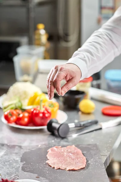 Carne de porco marinada e costeletas. Chef profissional em uma cozinha de cozinha de restaurante . — Fotografia de Stock