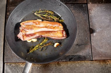 Kızarmış pirzola kuzu. Ateşle tavada pişirme. Profesyonel şef yemek Restoran bir mutfak. Adam yemek hob üzerinde yanan tavada kızartma.