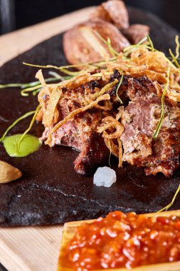 Biftekli ızgara biftek ve közlenmiş patates. Kızarmış soğan ve domates sosuyla..