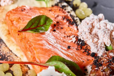 Yumurta ve sebzeli biftek fileto. Restoran menüsü, bir dizi farklı yemeğin fotoğrafları.