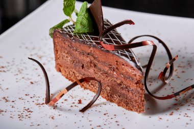 Vaiz keki, Sachertorte. Avusturya çikolatalı keki, iki tabak çikolatalı kek ve ince bir tabaka kayısı reçeli.