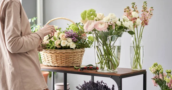 Mujer florista creando hermoso ramo en la tienda de flores. Trabajo en floristería. Entrega de flores. — Foto de Stock