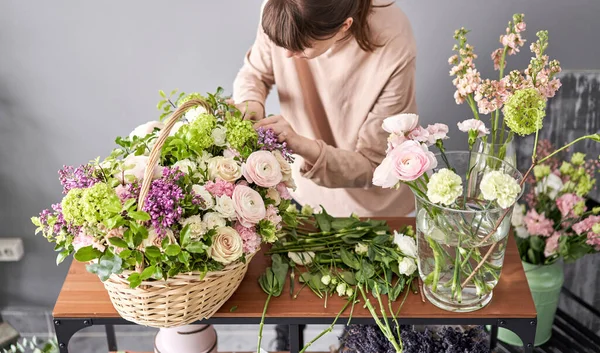 Mujer florista creando hermoso ramo en la tienda de flores. Trabajo en floristería. Entrega de flores. — Foto de Stock