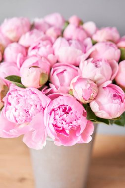 Metal vazoda pembe melek yanakları şakayıklar. Katalog ya da internet mağazası için güzel şakayık çiçekleri. Çiçek dükkanı konsepti. Taze kesilmiş güzel bir buket. Çiçek teslimatı