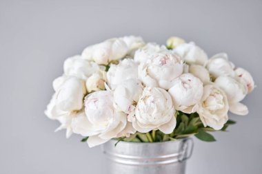 Metal bir vazoda beyaz Odile şakayıkları. Katalog ya da internet mağazası için güzel şakayık çiçekleri. Çiçek dükkanı konsepti. Taze kesilmiş güzel bir buket. Çiçek teslimatı. Boşluğu kopyala