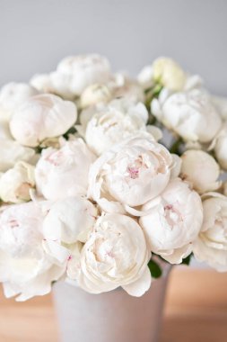 Metal bir vazoda beyaz Odile şakayıkları. Katalog ya da internet mağazası için güzel şakayık çiçekleri. Çiçek dükkanı konsepti. Taze kesilmiş güzel bir buket. Çiçek teslimatı. Boşluğu kopyala