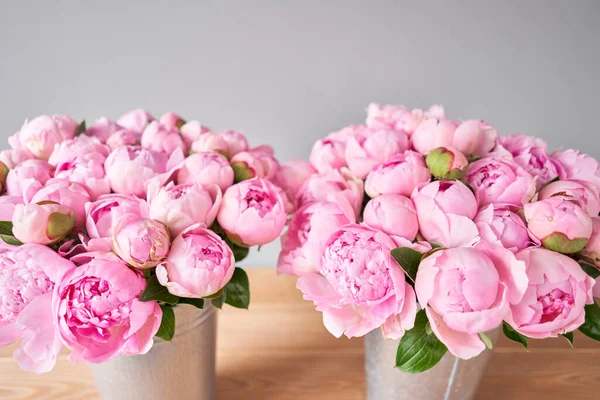 Pinkfarbene Engelbäckchen in einer Metallvase. Schöne Pfingstrose Blume für Katalog oder Online-Shop. Floral Shop Konzept. Schöner frisch geschnittener Strauß. Blumenlieferung — Stockfoto