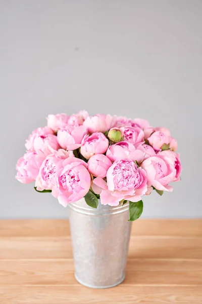 粉红天使把牡丹放在金属花瓶里.美丽的牡丹花用于目录或网上商店。花店的概念。漂亮的新鲜切花。送花 — 图库照片