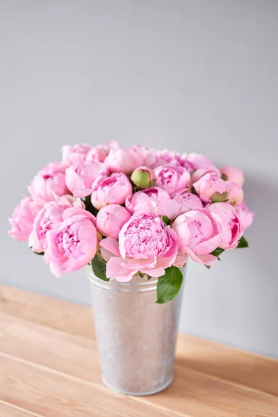 Peonías Ángel Rosa en un jarrón de metal. Hermosa flor de peonía para catálogo o tienda en línea. Concepto de tienda floral. Hermoso ramo de corte fresco. Entrega de flores —  Fotos de Stock