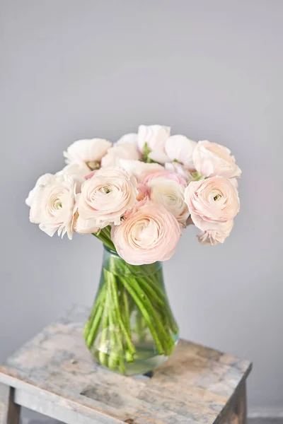 Весенний фон, цветы обои. Персидский лютик. Букет розовых цветков раннункула на светло-голубом фоне. Ваза на винтажном деревянном столе. Обои — стоковое фото