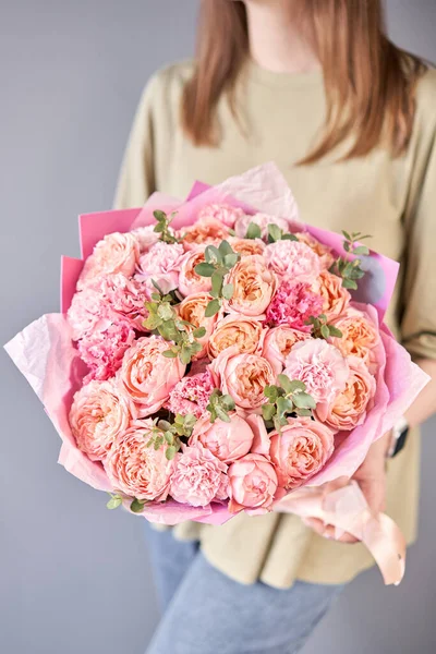 女人手里拿着一束美丽的混合花。花店花商的工作。送新鲜切花。欧洲花店. — 图库照片