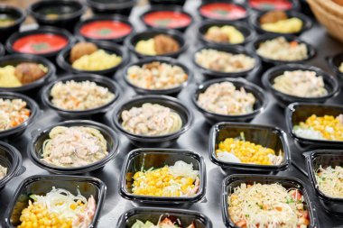 Yemek servisi. Plastik tek kullanımlık beslenme çantasında sağlıklı doğal gıdalar var. Tavuk çorbası, çorba püresi, pirzola, deniz ürünleri makarnası, salata, taze çörekle pilav..