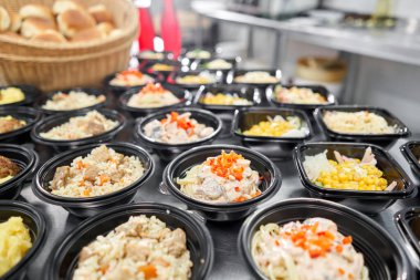 Yemek servisi. Plastik tek kullanımlık beslenme çantasında sağlıklı doğal gıdalar var. Tavuk çorbası, çorba püresi, pirzola, deniz ürünleri makarnası, salata, taze çörekle pilav..