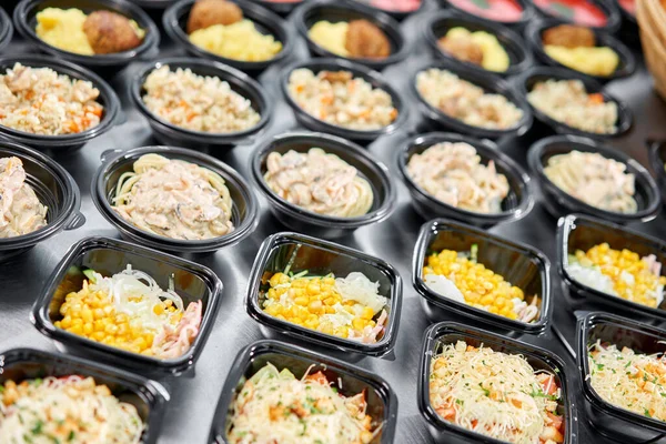 Yemek servisi. Plastik tek kullanımlık beslenme çantasında sağlıklı doğal gıdalar var. Tavuk çorbası, çorba püresi, pirzola, deniz ürünleri makarnası, salata, taze çörekle pilav..