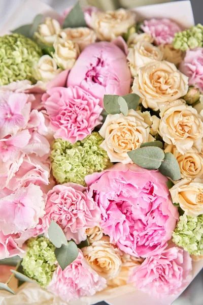 Closeup Pink peonies and hydrangea. Beautiful bouquet of mixed flowers in woman hand. Floral shop concept . Handsome fresh bouquet. Flowers delivery. — Stock Photo, Image