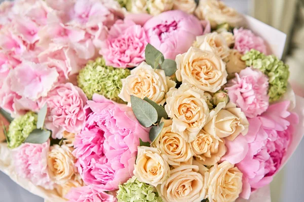 Closeup Pink peonies and hydrangea. Beautiful bouquet of mixed flowers in woman hand. Floral shop concept . Handsome fresh bouquet. Flowers delivery. — Stock Photo, Image