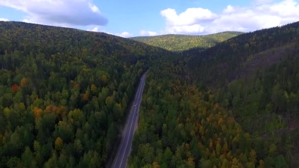 Vidéo drone vue aérienne sur la route dans la forêt sur le chemin du lac Baïkal — Video